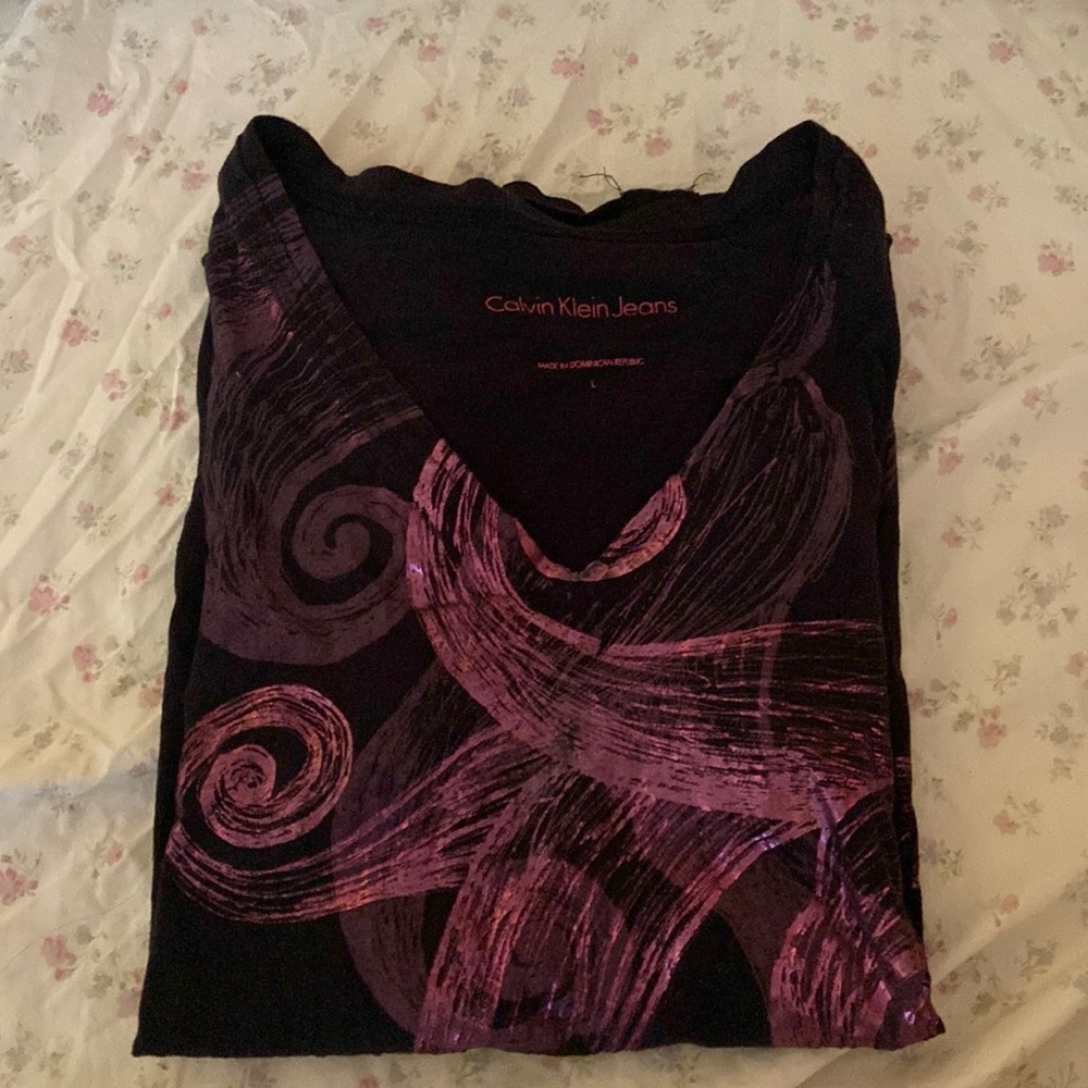 y2k black t shirt with pink swirls